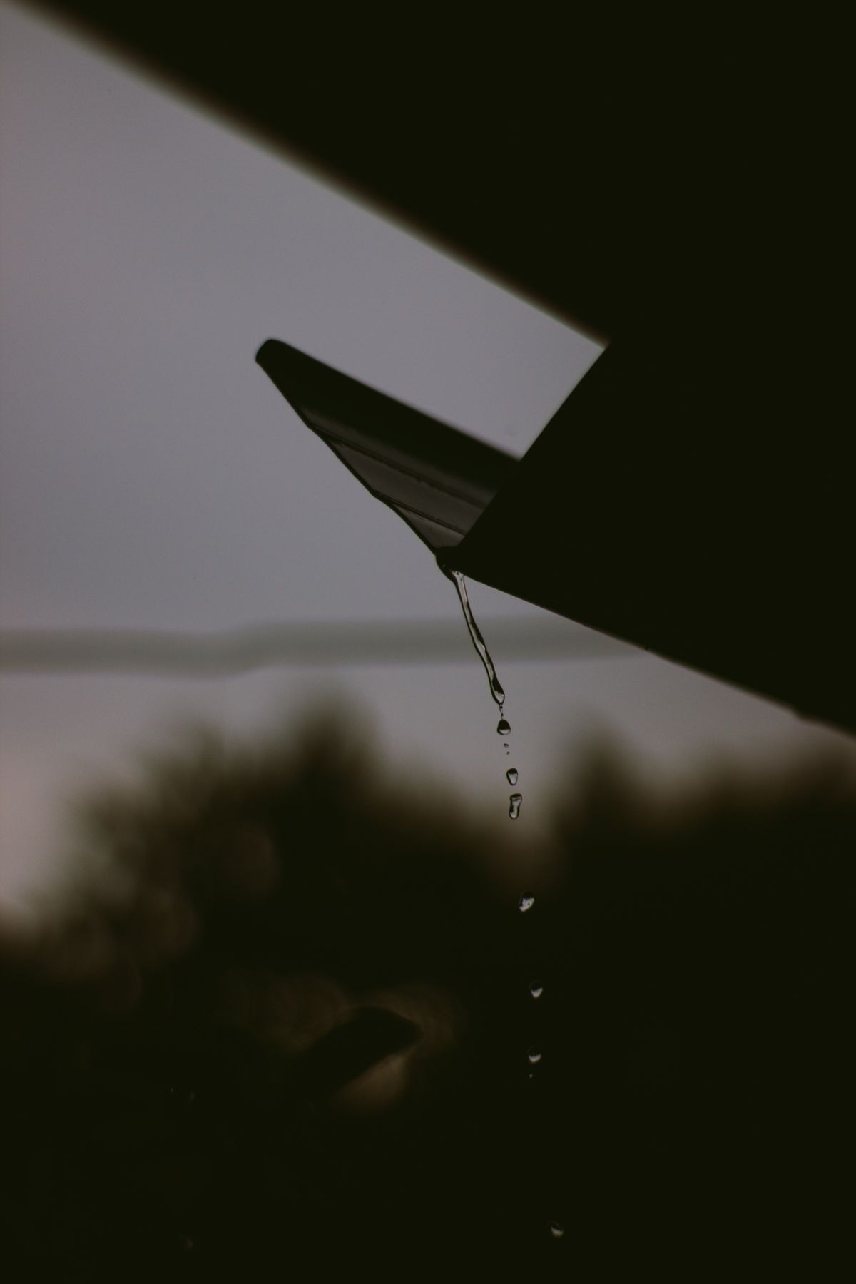 Eau s'écoulant d'une toiture pendant un orage